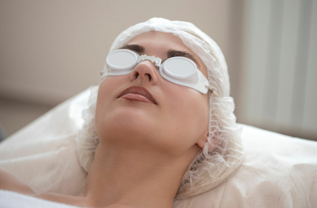 A close-up of a woman with eyes caps during optilight treatment for dry eyes